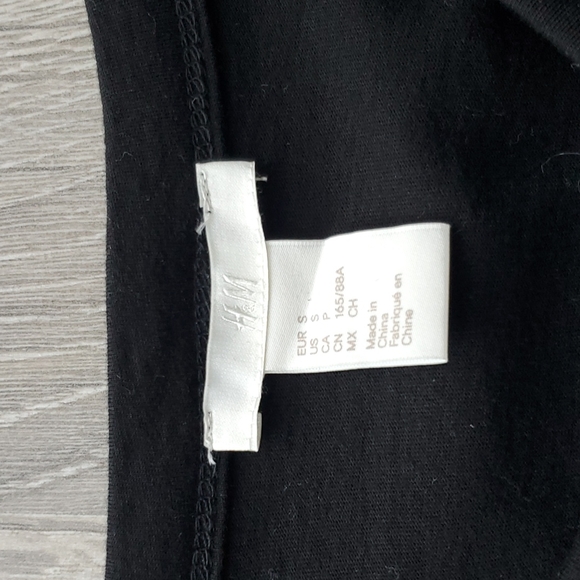 3/$15 - H&M Puff Sleeve Top - Size Small - Picture 2 of 3